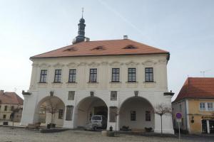 Radnice ve Velvarech je renesančně-barokní stavba