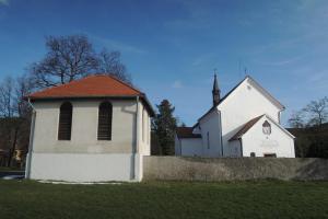 Kostel sv. Fabiána a sv. Šebestiána se nachází na břehu Slapské přehrady Kostel sv. Fabiána a sv. Šebestiána se nachází na břehu Slapské přehrady