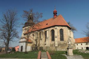 Kostel Stětí sv. Jana Křtitele v Libčevsi je výraznou dominantou obce