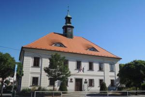 Radnice v Dobříši je centrem náměstí Radnice v Dobříši je centrem náměstí