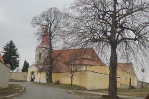 Hřbitovní kostel Panny Marie Sněžné je cennou sakrální architekturou z počátku 16. století Hřbitovní kostel Panny Marie Sněžné je cennou sakrální architekturou z počátku 16. století