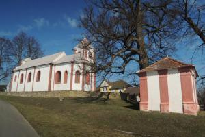 Kostel sv. Mikuláše je dominantní stavbou v Prostiboři