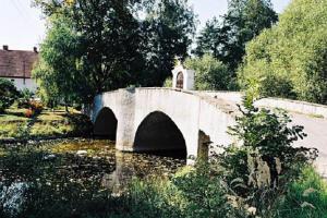 Barokní most ve Varvažově zdobí socha sv.Jana Nepomuckého