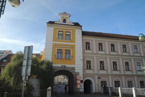 Hradecká brána se též nazývala Branou dlouhého mostu