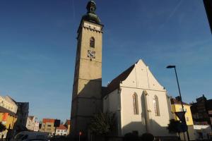 Kostel sv. Petra a Pavla je dominantou náměstí v Soběslavi