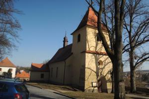 Kostel Povýšení sv.Kříže se nachází v dominantní poloze vedle zručského zámku