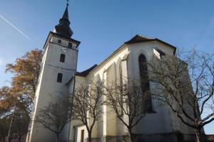 Hodiny ve věži kostela sv. Jana Křtitele vytvořil slavný mistr Hanuš