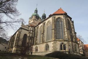 Kostel sv. Petra a Pavla v Mělníku stojí jako dominanta nad soutokem Labe a Vltavy