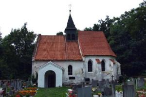 Kostel sv. Klimenta na Práchni stojí v areálu někdejšího prácheňského přemyslovského hradiště