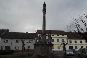 Mariánský sloup zdobí náměstí v Kravařích