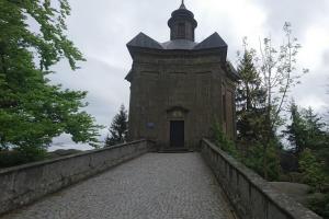 Kaple Hvězda dominuje hřebenu Broumovských stěn