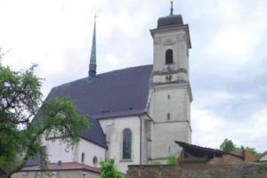 Kostel Povýšení sv.Kříže v Doubravníku sloužil jako rodinná hrobka Pernštejnů Kostel Povýšení sv.Kříže v Doubravníku sloužil jako rodinná hrobka Pernštejnů