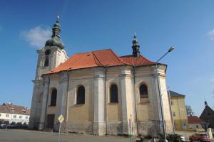 Kostel sv.Aloise v Uhlířských Janovicích má zajímavou orientaci