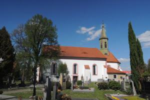 Kostel sv.Jana Křtitele je místem posledního odpočinku Jakuba Hollara z Práchně