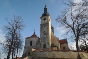 Kostel sv. Prokopa v Chotětově je dominantou obce Kostel sv. Prokopa v Chotětově je dominantou obce