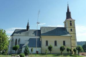 Kostel sv. Ottona s křížem v Deštné založil řád německých rytířů