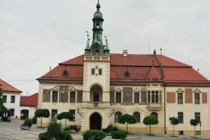 Budova radnice v Tišnově byla postavena ve stylu pozdního historismu Budova radnice v Tišnově byla postavena ve stylu pozdního historismu