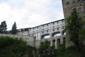 Tři zámecké mosty v Českém Krumlově spojují zámek se zahradou Tři zámecké mosty v Českém Krumlově spojují zámek se zahradou