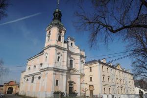 Klášter Obořiště s kostelem sv.Josefa byl založen z daru Tomáše Pešiny z Čechorodu