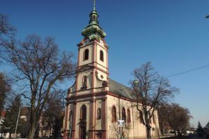 Kostel sv.Andělů strážných ve dominantou náměstí v Kostelci nad Černými lesy