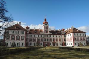 Zámek Mnichovo Hradiště je mimořádně cenný soubor vrcholně barokní architektury v Čechách