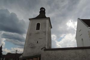Zvonice u kostela sv. Petra a Pavla v Obratani byla postavena v 15-16.století