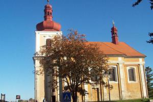 Kostel sv.Jakuba se nachází v dominantní poloze v Mnichově Hradišti