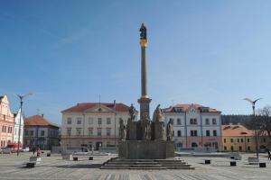 Mariánský sloup je dominantou Masarykova náměstí ve Stříbře