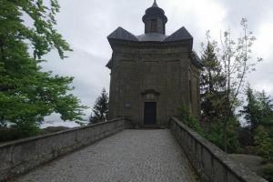 Kaple Hvězda dominuje hřebenu Broumovských stěn