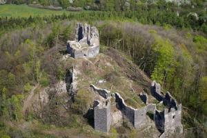 Hrad Šumburk stojí na dominantním vrcholu nad řekou Ohří Hrad Šumburk stojí na dominantním vrcholu nad řekou Ohří