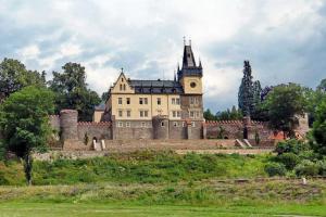 Zámku ve Zruči nad Sázavou předcházel gotický hrad