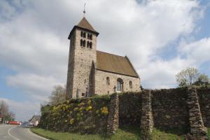 Kostel sv.Petra v Poříčí nad Sázavou stojí u kupecké stezky z Prahy do Lince