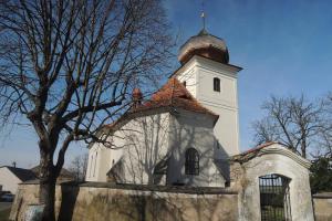 Stěnu kostela sv. Kateřiny ve Višňové zdobí sluneční hodiny