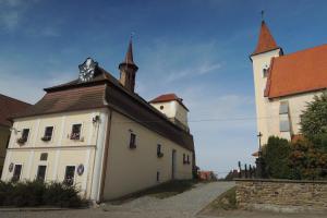 Radnice v Načeradci je spojena s věží opevnění kostela