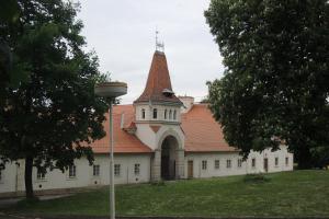 Augustiniánský klášter v Lysé nad Labem se vypíná na nejjižnější části zámeckého vrchu