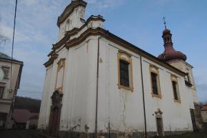 Kostel sv. Vavřince v Kostomlatech má románský původ