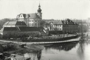 Břevnov – ve stínu kláštera, Hradčanům na dohled