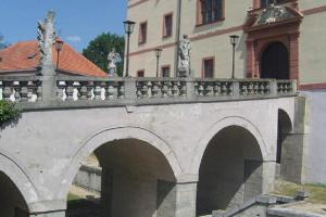 Zámecký most ve Lnářích zdobí sochy z Platzerovy dílny
