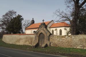 Uprostřed zahrad a vinic stojí osamělý kostelík