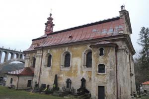 Kostel sv. Jiří v Krnsku stojí ve stínu Stránovského viaduktu