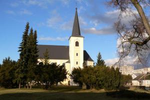 Kostel sv. Filipa a Jakuba je jednou z dominant Litovle