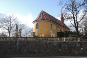 Kostel Povýšení sv. Kříže v Dobříši byl hradním kostelem