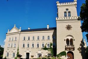 Na zámku Chyše byl učitelem Karel Čapek