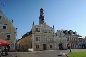 Radnice v Chrastavě je dominantou náměstí Radnice v Chrastavě je dominantou náměstí