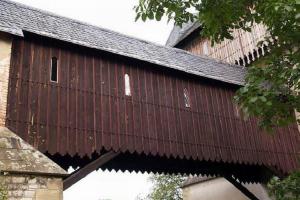 Roubený vzpěradlový krytý most na Karlštejně vede do donjonu hradu