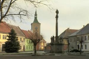 Mariánský sloup zdobí náměstí v Kravařích