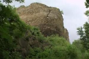 Hrad Opárno je příkladem hradu s plášťovou zdí Hrad Opárno je příkladem hradu s plášťovou zdí