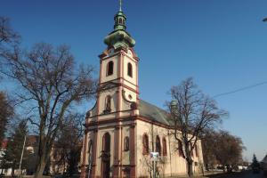 Kostel sv.Andělů strážných ve dominantou náměstí v Kostelci nad Černými Lesy