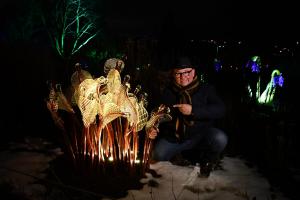 Křišťálová zahrada v Botanické zahradě v Praze v Troji je čtyři dny v týdnu rozsvícená sklářskými díly Jiřího Pačínka