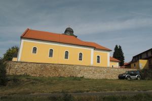 U kostela sv.Petra a Pavla ve Zdislavicích stojí zajímavá kostnice
